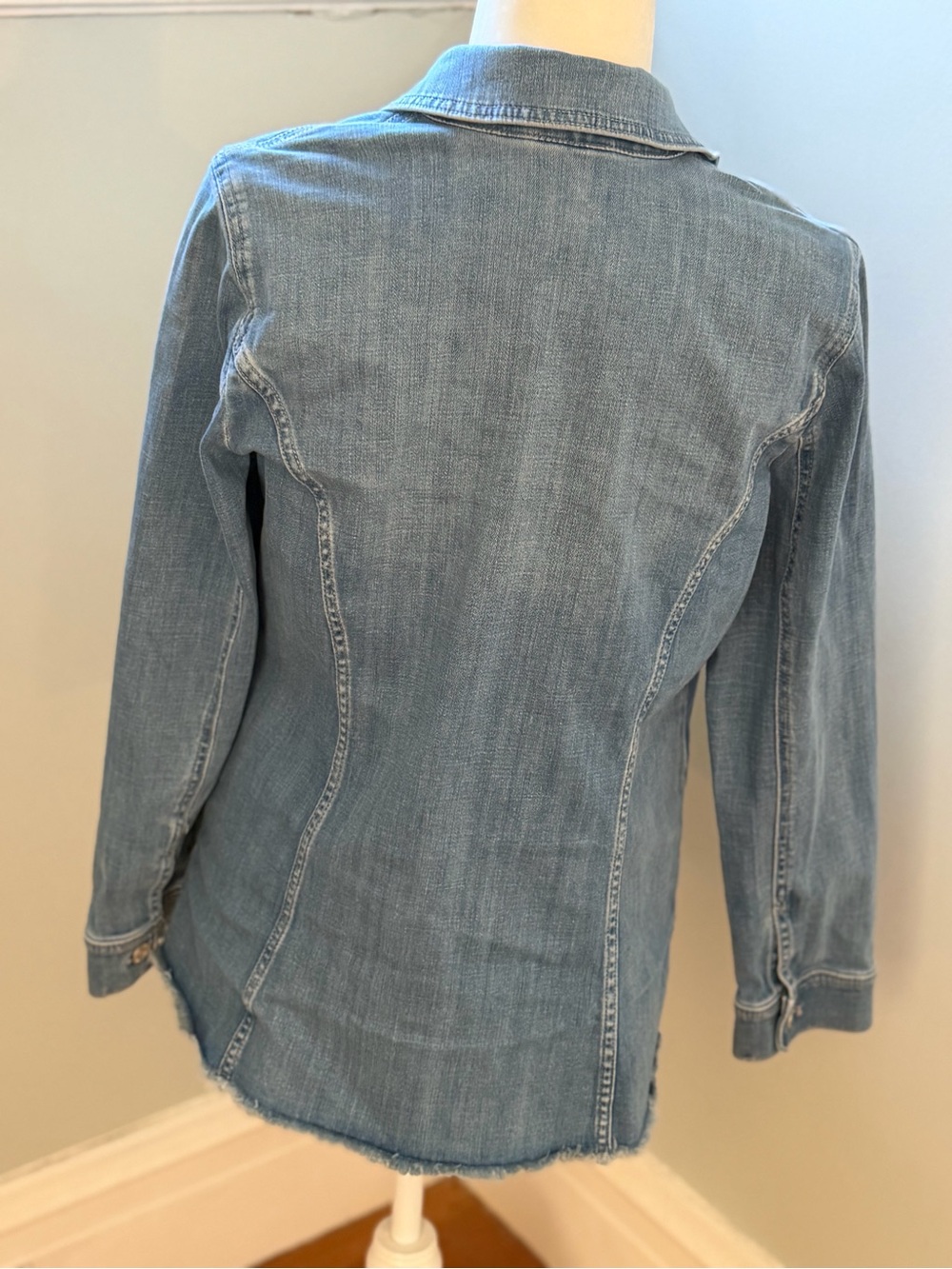 Chico’s Light Wash Denim Jacket Raw Hem Stretch Button Front Size 1 - Picture 2 of 6